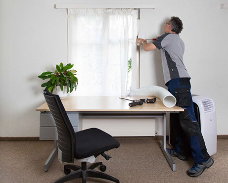 Installation Fensterabschottung Klimahelfer im Büro