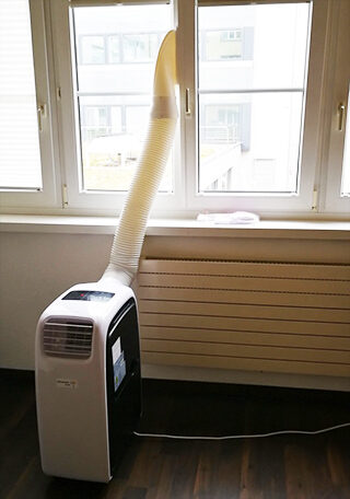 200424 Medizinische Massagepraxis CH Rohrschach 320 Klimagerät am Fenster Massagepraxis