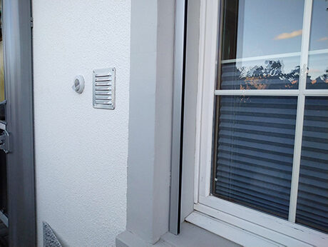 221012_Meltem_Lufteintritt_Austritt_460jpg Luftaustritt und Frischluft-Luftansaugung Klimahelfer