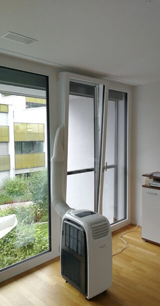 Klimagerät am hohen Fenster montiert