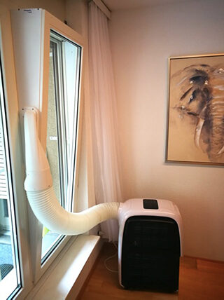 Klimagerät Schweiz am Fenster installiert abgedichtet